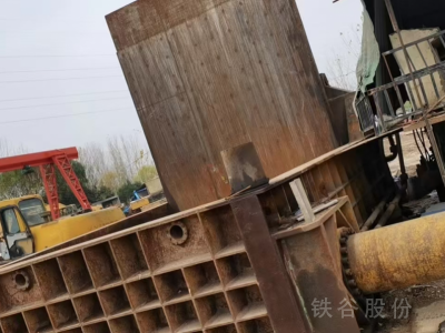 江陰華磊315噸打包機(jī)，3米乘3.5米包700帶油出售圖2