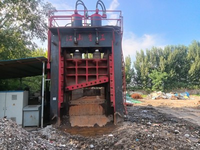 場地轉讓出售一臺21年江山重工1000噸龍門剪圖1